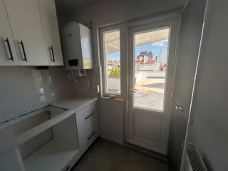AKÇAY’DA DENİZE 100M – SIFIR YENİLENMİŞ 2+1 TERASLI KİRALIK DAİRE