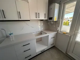 AKÇAY’DA DENİZE 100M – SIFIR YENİLENMİŞ 2+1 TERASLI KİRALIK DAİRE