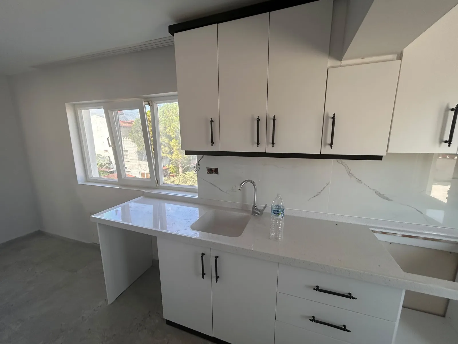AKÇAY’DA DENİZE 100M – SIFIR YENİLENMİŞ 2+1 TERASLI KİRALIK DAİRE