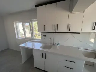 AKÇAY’DA DENİZE 100M – SIFIR YENİLENMİŞ 2+1 TERASLI KİRALIK DAİRE