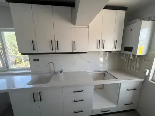 AKÇAY’DA DENİZE 100M – SIFIR YENİLENMİŞ 2+1 TERASLI KİRALIK DAİRE