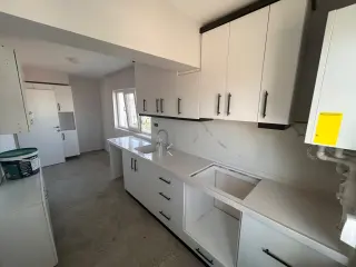 AKÇAY’DA DENİZE 100M – SIFIR YENİLENMİŞ 2+1 TERASLI KİRALIK DAİRE