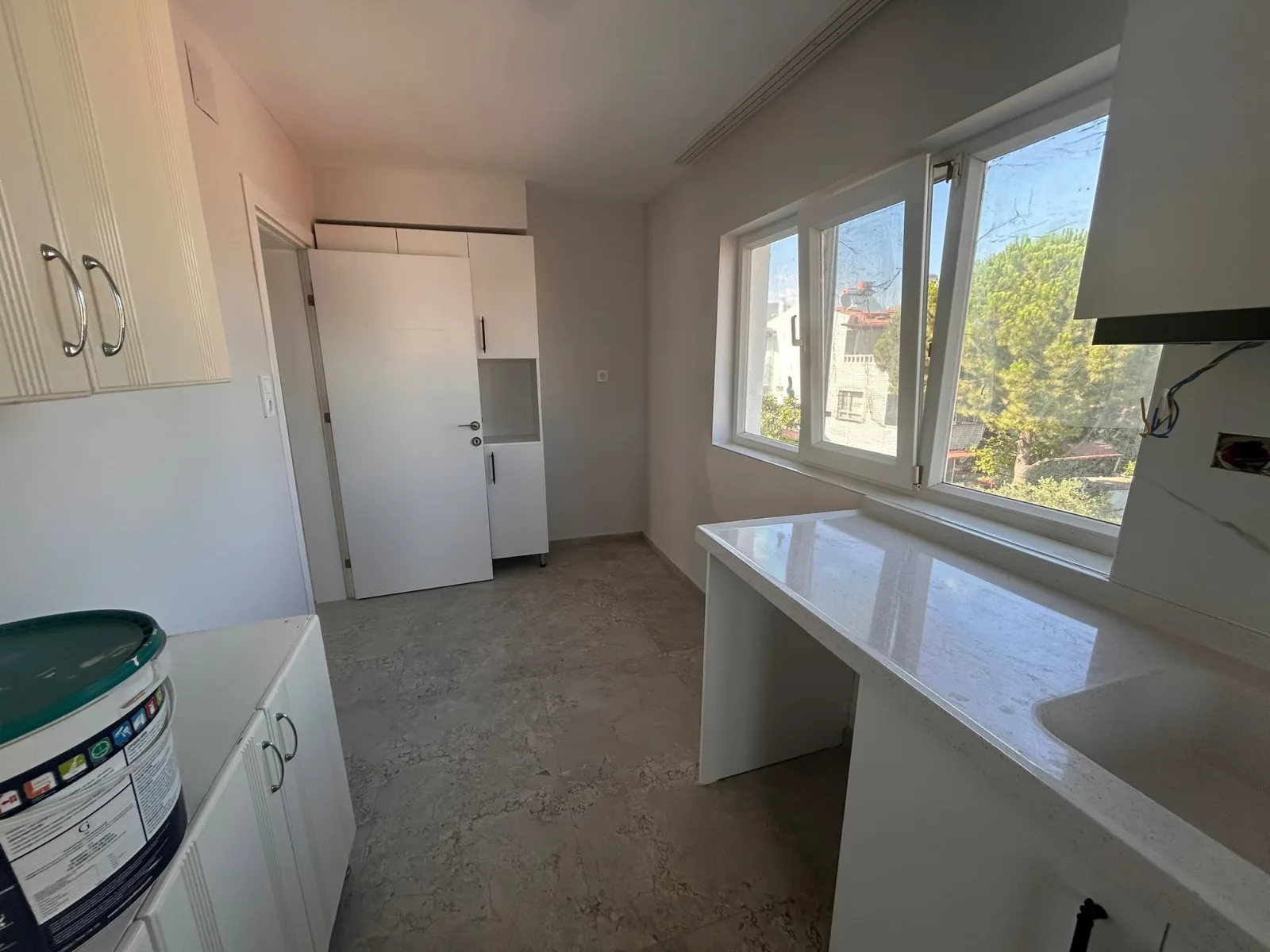 AKÇAY’DA DENİZE 100M – SIFIR YENİLENMİŞ 2+1 TERASLI KİRALIK DAİRE