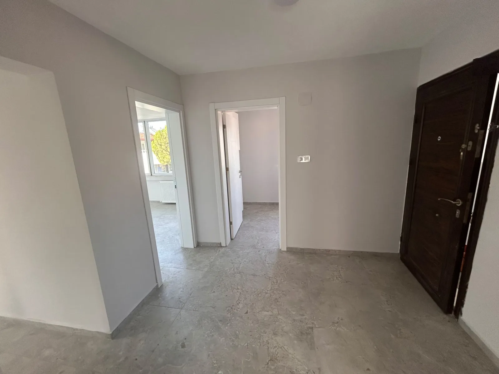 AKÇAY’DA DENİZE 100M – SIFIR YENİLENMİŞ 2+1 TERASLI KİRALIK DAİRE
