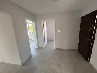AKÇAY’DA DENİZE 100M – SIFIR YENİLENMİŞ 2+1 TERASLI KİRALIK DAİRE