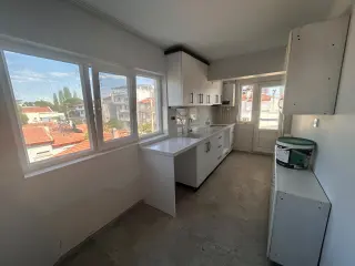 AKÇAY’DA DENİZE 100M – SIFIR YENİLENMİŞ 2+1 TERASLI KİRALIK DAİRE