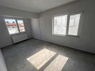 AKÇAY’DA DENİZE 100M – SIFIR YENİLENMİŞ 2+1 TERASLI KİRALIK DAİRE