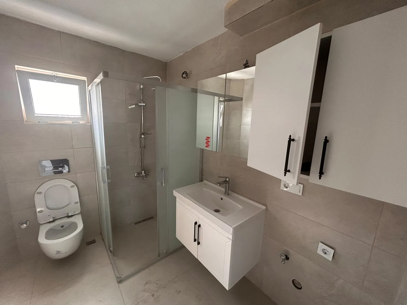 AKÇAY’DA DENİZE 100M – SIFIR YENİLENMİŞ 2+1 TERASLI KİRALIK DAİRE