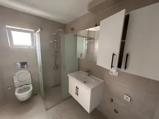 AKÇAY’DA DENİZE 100M – SIFIR YENİLENMİŞ 2+1 TERASLI KİRALIK DAİRE