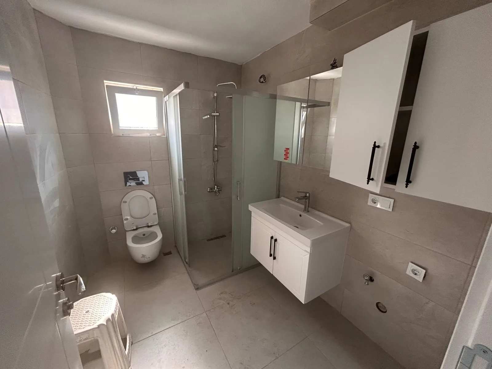 AKÇAY’DA DENİZE 100M – SIFIR YENİLENMİŞ 2+1 TERASLI KİRALIK DAİRE