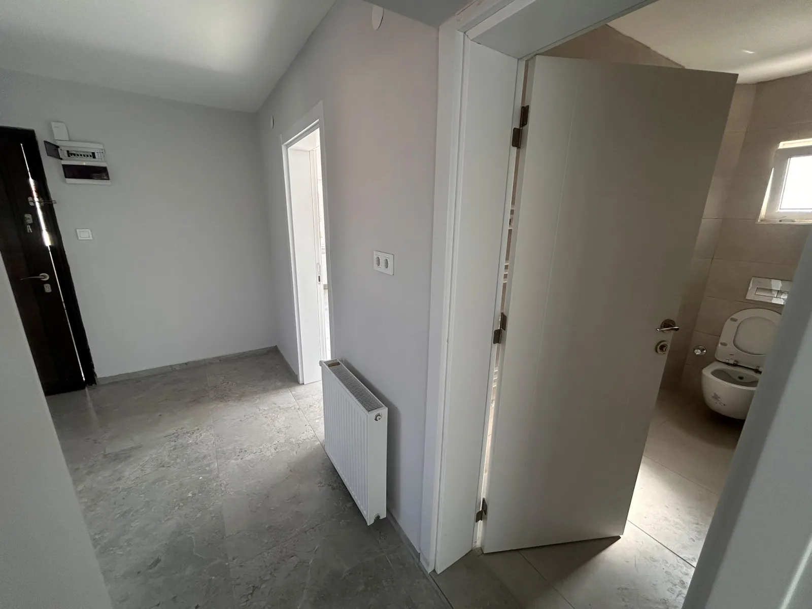 AKÇAY’DA DENİZE 100M – SIFIR YENİLENMİŞ 2+1 TERASLI KİRALIK DAİRE