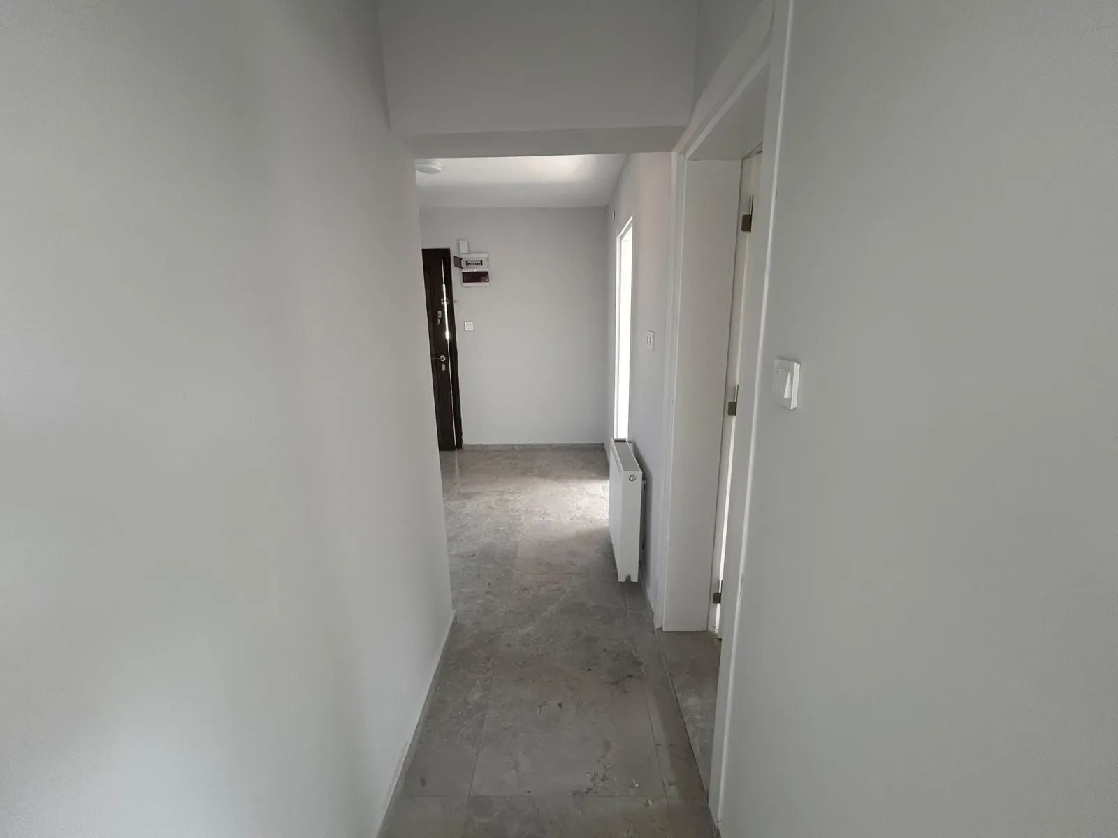 AKÇAY’DA DENİZE 100M – SIFIR YENİLENMİŞ 2+1 TERASLI KİRALIK DAİRE