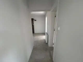 AKÇAY’DA DENİZE 100M – SIFIR YENİLENMİŞ 2+1 TERASLI KİRALIK DAİRE