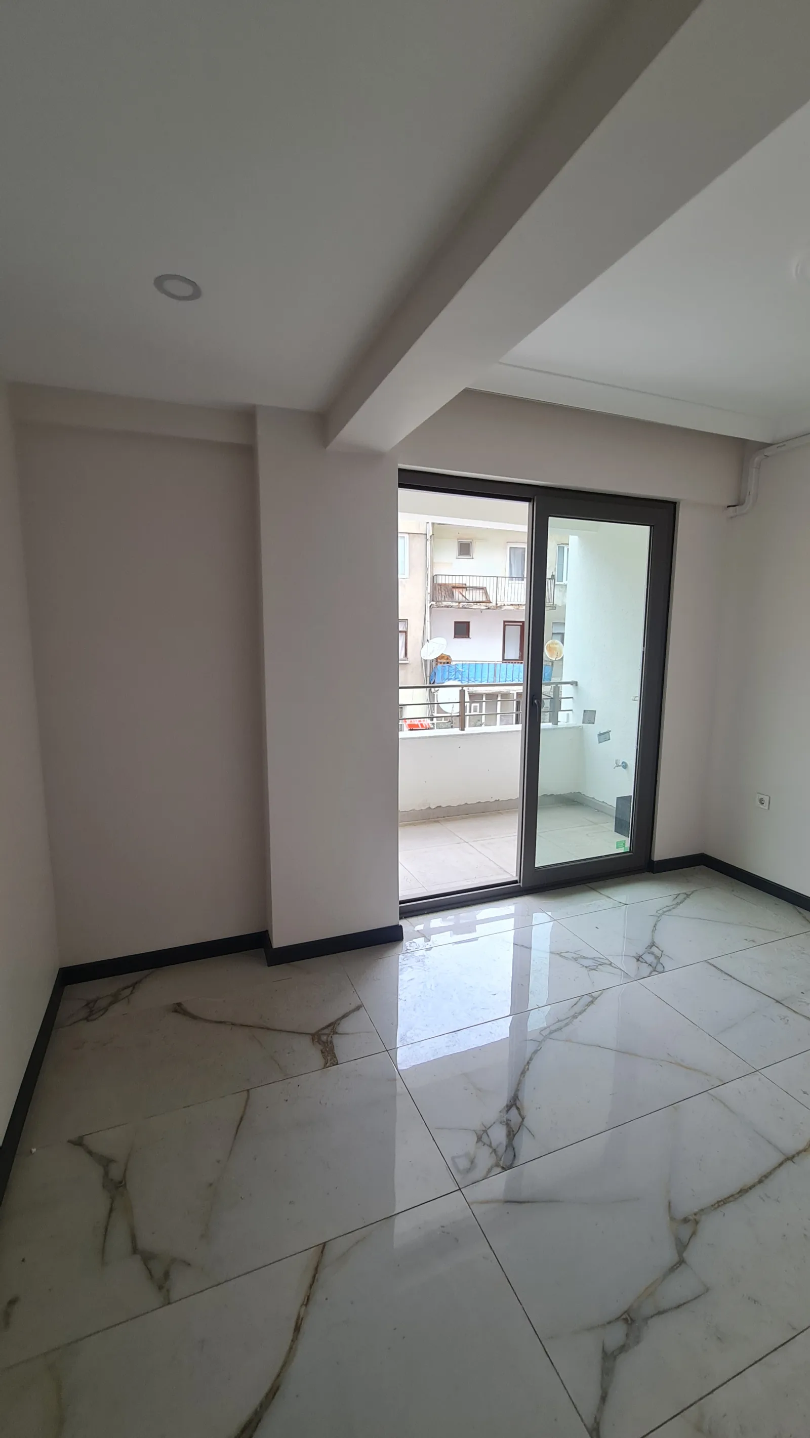 Burhaniye Kocacami Mahallesinde Satılık 1+1 Modern Daire