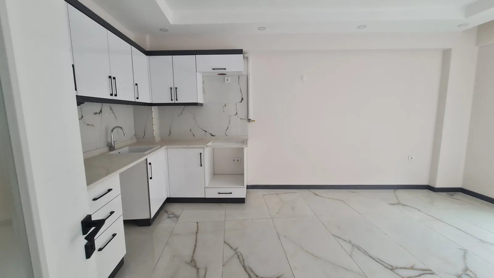 Burhaniye Kocacami Mahallesinde Satılık 1+1 Modern Daire