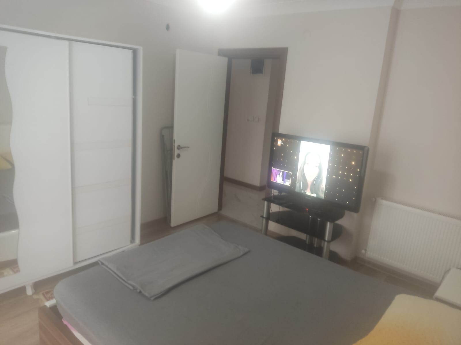 AKÇAY ALTINKUM'DA DENİZE 300 METRE EŞYALI 2+1 KİRALIK DAİRE (GÜNLÜK KİRALIK )