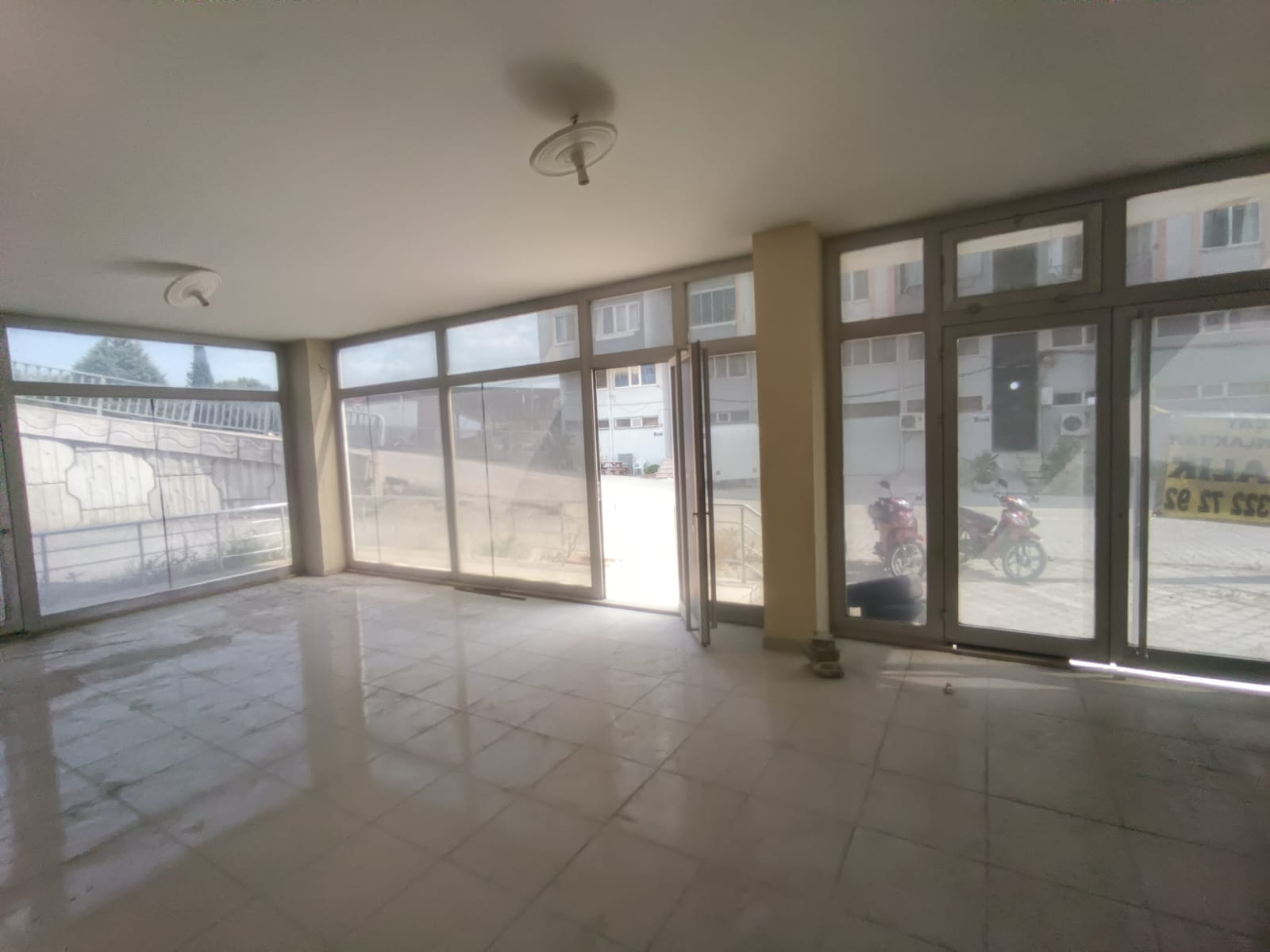 EDREMİT GAZİCELAL’DE KÖŞE KONUMDA 150 m² KİRALIK DÜKKAN