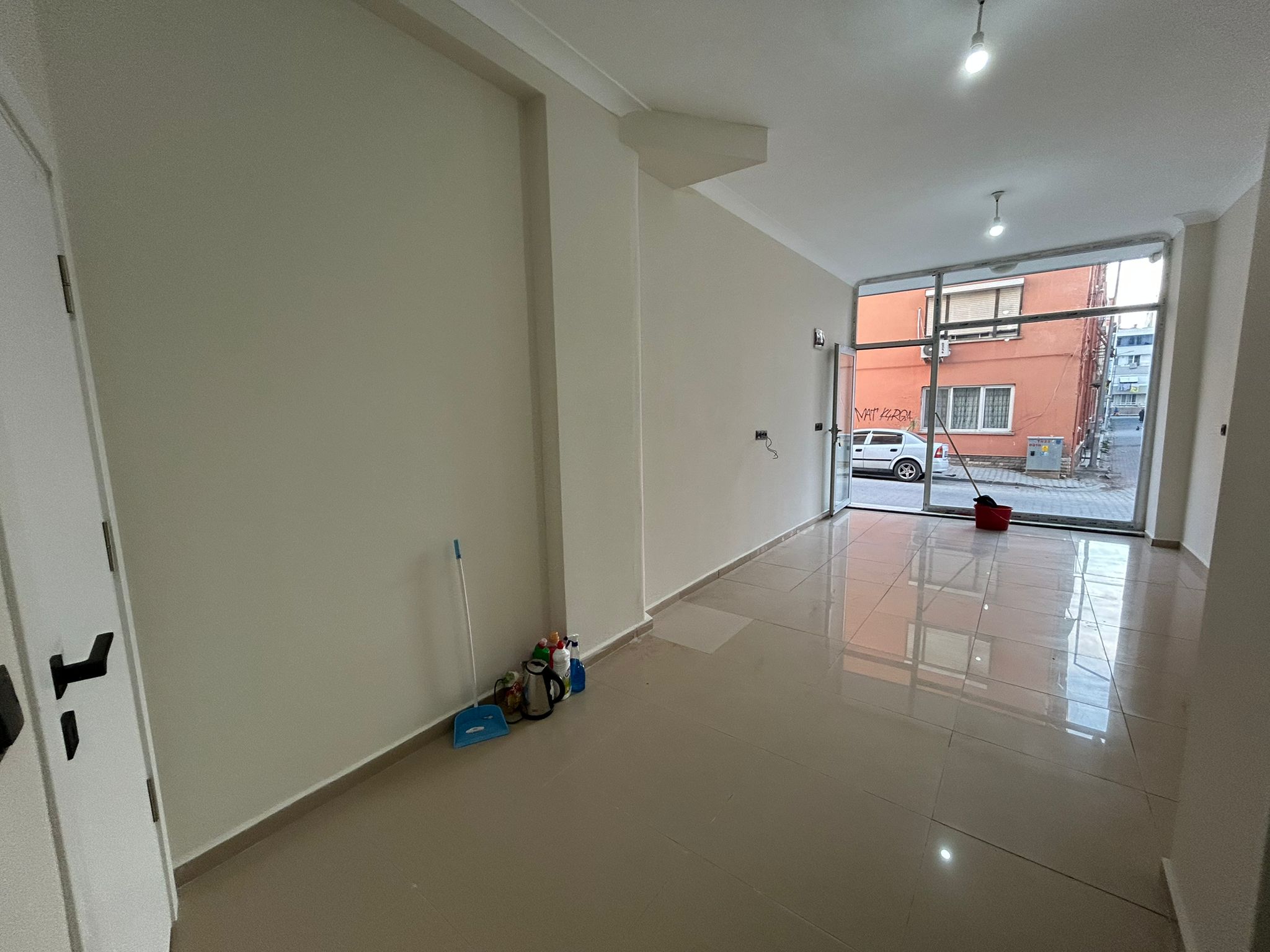 Cadde Üzerinde Satılık Dükkan