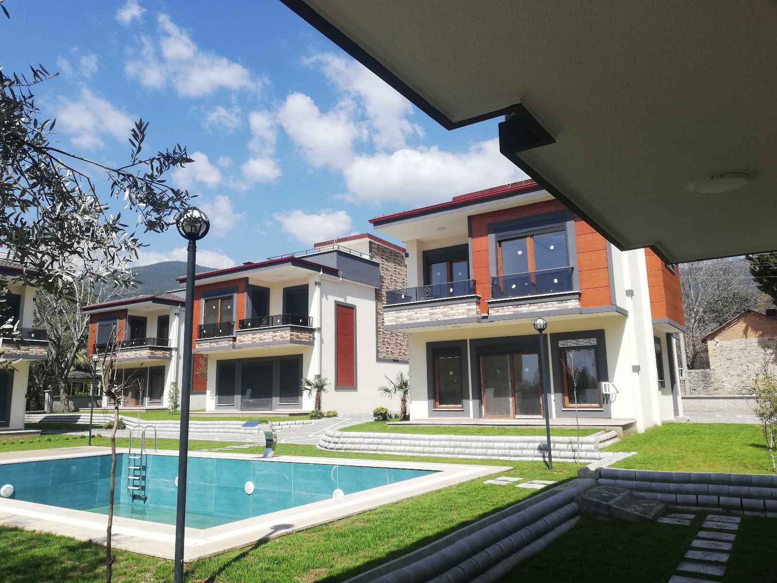 GÜRE’NİN EN PRESTİJLİ SİTESİNDE, ÖZEL BAHÇELİ LÜKS 3+1 VİLLA