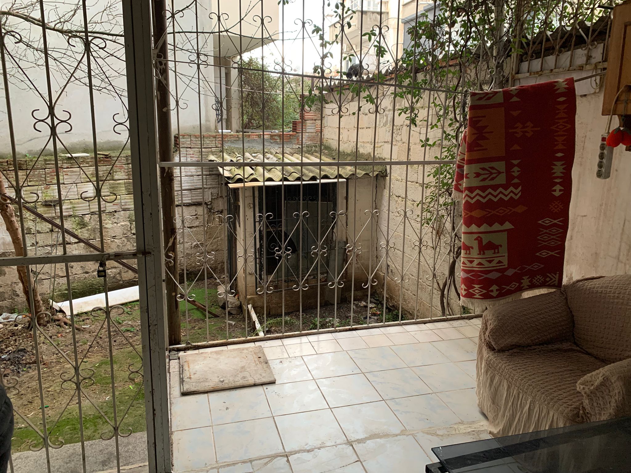 BALIKESİR EDREMİT GAZİİLYAS MAHALLESİNDE KİRALIK 2+1 EŞYALI BAHÇELİ DAİRE