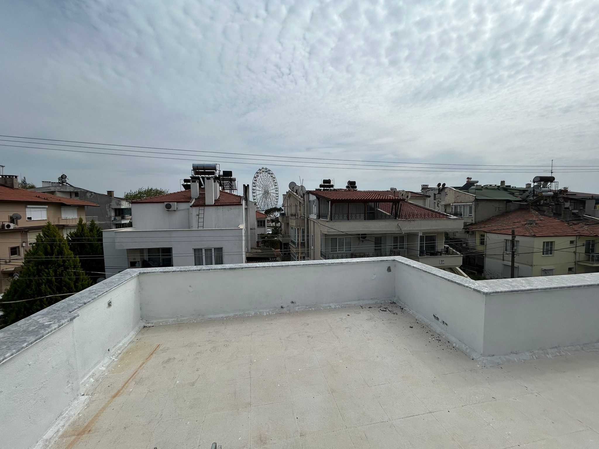 AKÇAY’DA DENİZE 100M – SIFIR YENİLENMİŞ 2+1 TERASLI KİRALIK DAİRE