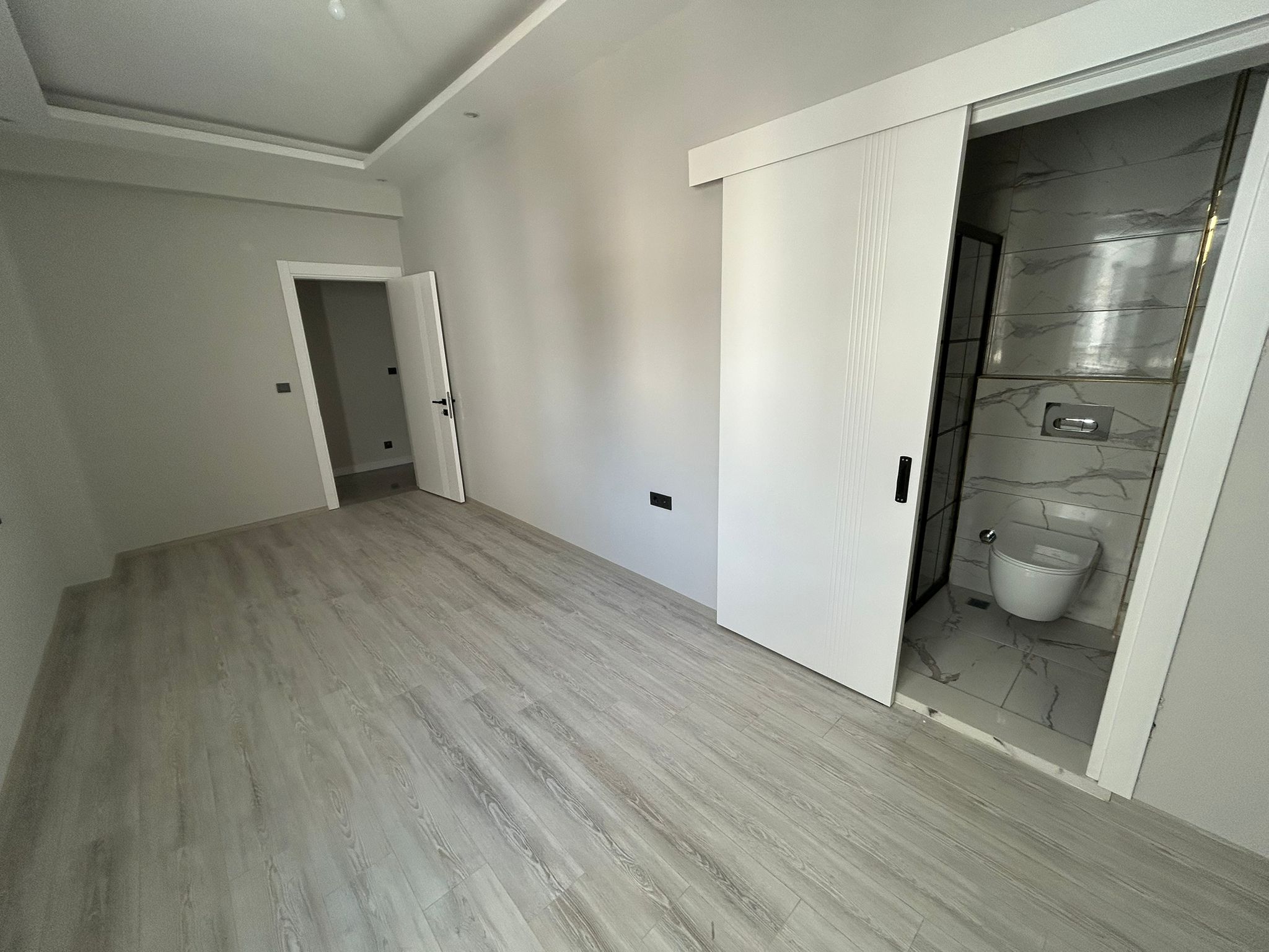 KADIKÖY’DE ÖZEL KÖRFEZ HASTANESİ YANI SATILIK 3+1 ARAKAT DAİRE