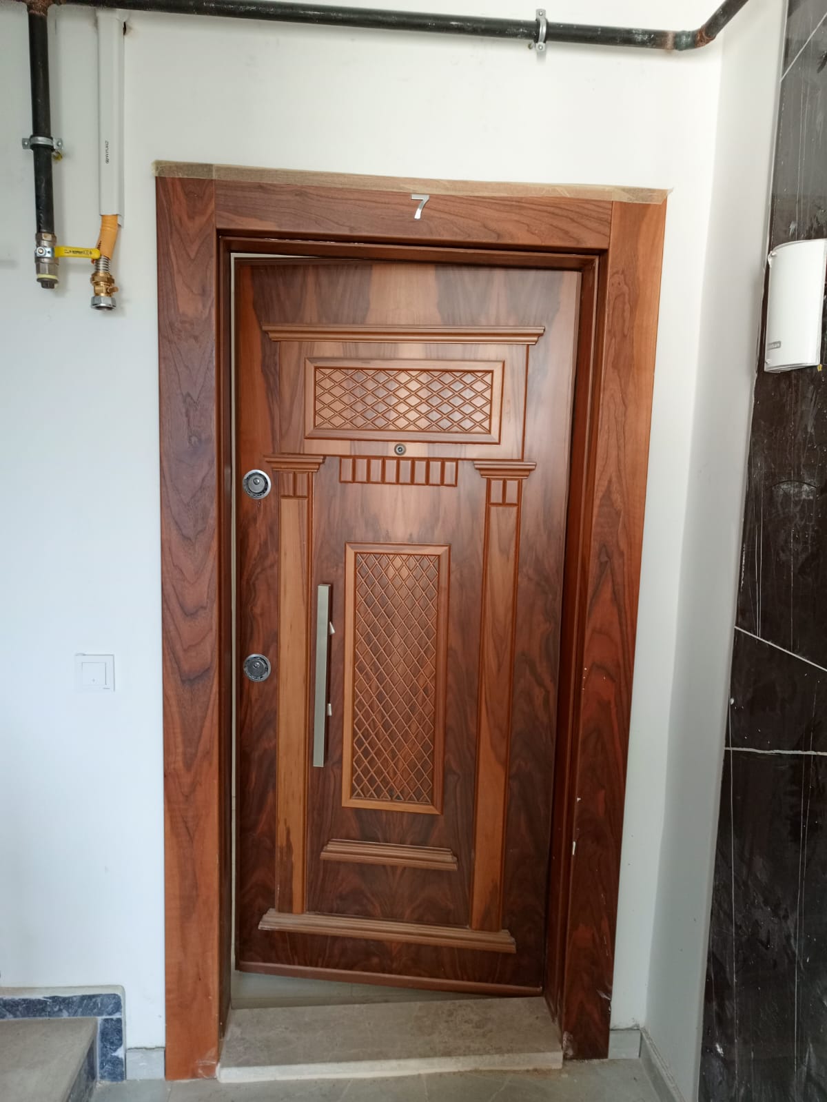 BURHANİYE YENİ MAHALLEDE SATILIK 2+1 GİRİŞ KAT DAİRE