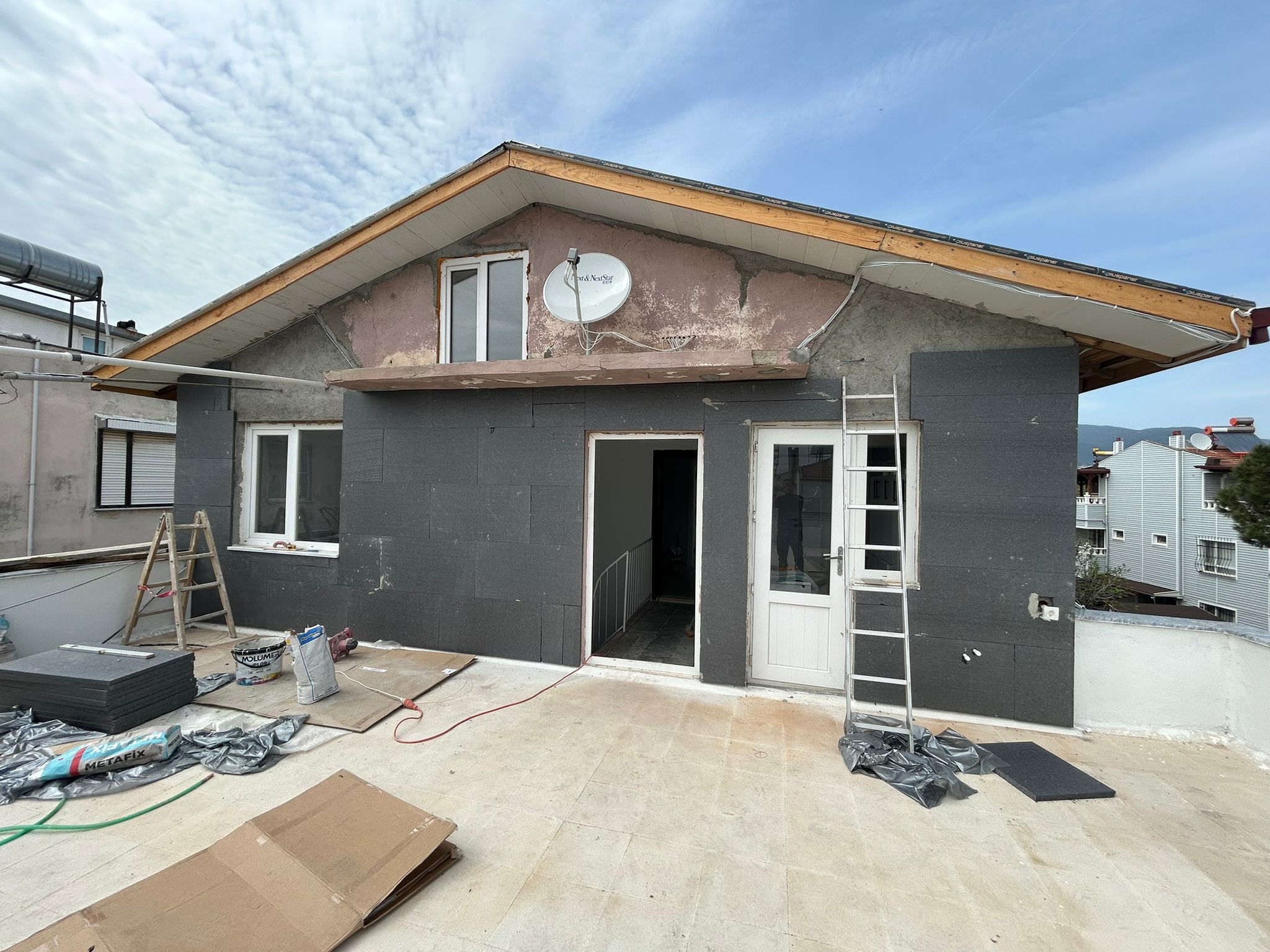 AKÇAY’DA DENİZE 100M – SIFIR YENİLENMİŞ 2+1 TERASLI KİRALIK DAİRE