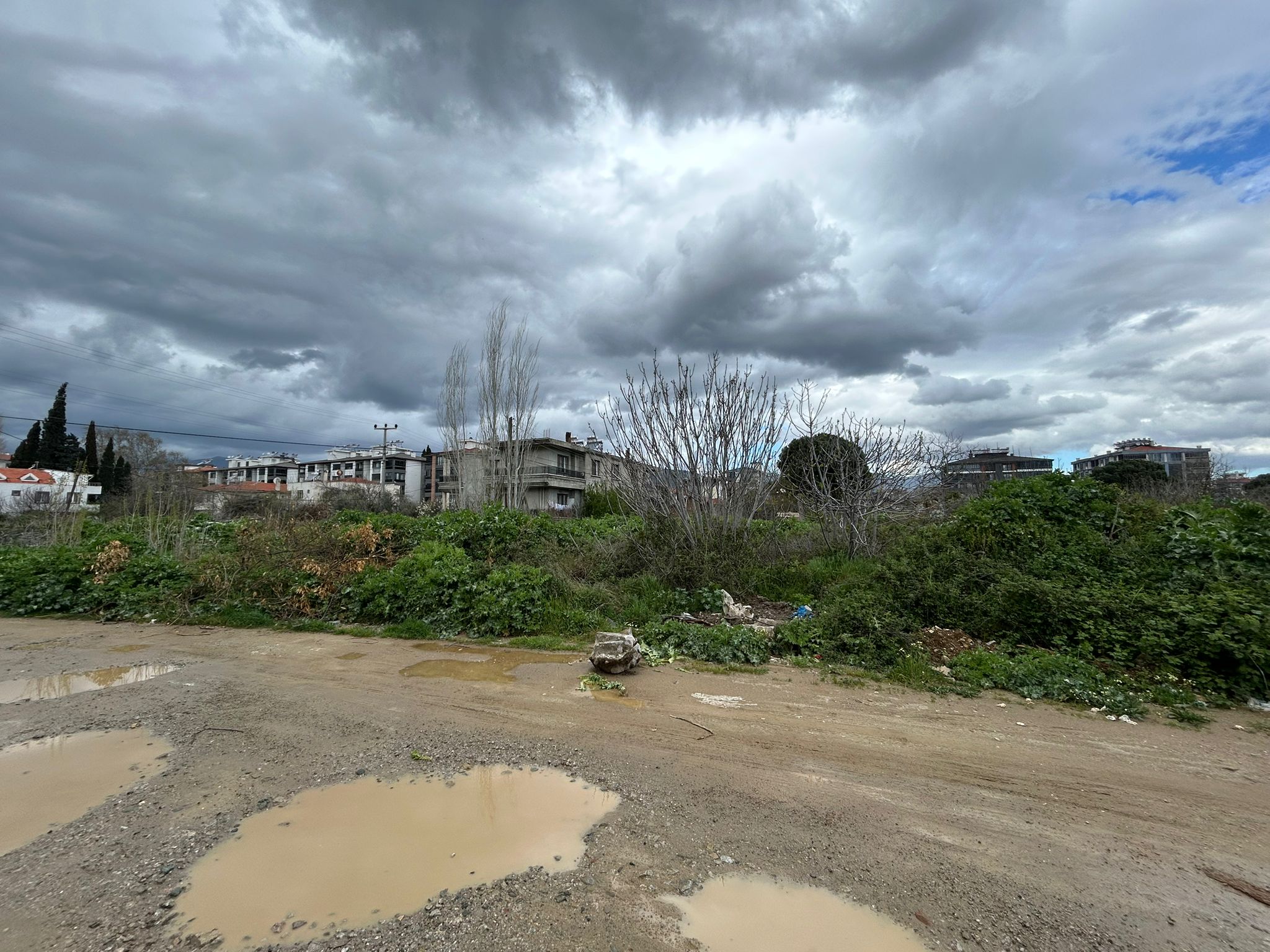 EDREMİT CENNETAYAĞI MAHALLESİNDE KÖŞE PARSEL SATILIK ARSA